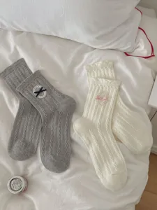 Vue détaillée de chaussettes mi-mollet en coton tricoté tressé nœud style Lolita douce.