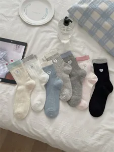 Leuke geborduurde hart contrastkleur halverwege kuit sokken ademende casual sokken vrouwen