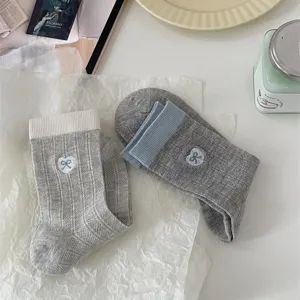 Grijze katoenen middelhoge sokken met lief hart strik borduursel voor lente en herfst.