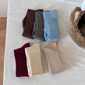 Calze lunghe slouch costine tinta unita donna, cotone pettinato, traspiranti e versatili, chic.