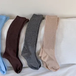 Primo piano di calze lunghe monocolore, trama a maglia a costine, tessuto morbido.