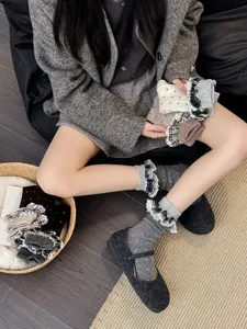 Chaussettes mi-hautes rétro japonaises pour femmes avec volants à carreaux et pois mignons.
