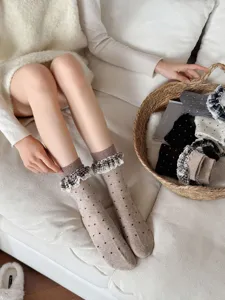 Vue détaillée de chaussettes rétro pour femmes d'automne avec jolis volants à carreaux.