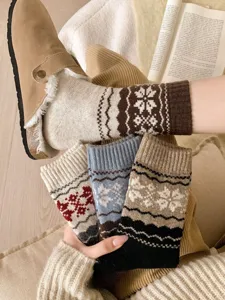 Womens retro Fair Isle knit socks, thick warm winter crew socks with cozy snowflake pattern.