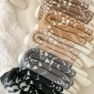 Detailaufnahme des dicken Winter-Wollsocken-Stapels mit nordischem Strickmuster und Plüsch.