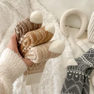 Gemütliche dicke Wintersocken aus Wolle mit Retro-Muster, warme gefütterte Thermosocken.