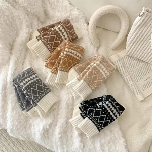 Nahaufnahme von gemütlichen dicken Strick-Wollsocken mit vintage geometrischem Muster.