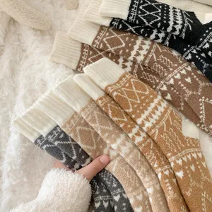 Verstärkte Winterwollsocken im Detail, gemütliches nordisches Muster, warme Thermo-Textur.