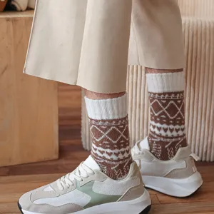 Nahaufnahme von dicken Herren-Winterwollsocken mit retro Jacquardmuster und kuscheligem Frottee.