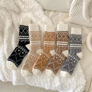 Herren Winter dicke Wollsocken mit gemütlichem nordischem Rautenmuster und warmem Plüschfutter.