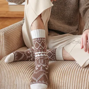Dicke Herren Wollsocken mit warmem und gemütlichem Strickmuster für kalte Wintertage zu Hause.