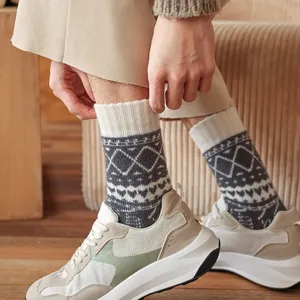 Nahaufnahme dicker Woll-Wintersocken im Mid-Tube-Stil mit traditionellen nordischen Mustern.