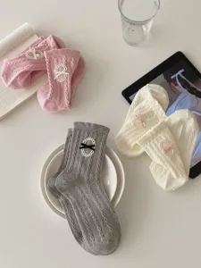 Chaussettes mi-hautes japonaises avec nœud et torsades, idéales pour le printemps et l'été.
