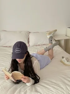 Détail de chaussettes grises en tricot torsadé avec nœud pour femmes, style estival.