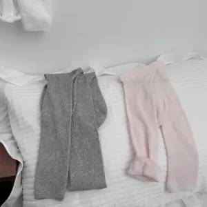 Comode calze lunghe in maglia grigia e rosa, cotone morbido e traspirante per donna.