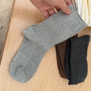 Primo piano di calze slouch a costine da donna con morbida struttura in cotone e vari colori.