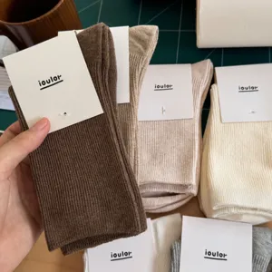Primo piano di calzini slouch a coste tinta unita da donna in vari colori casual versatili.