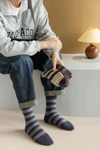 Vue détaillée de chaussettes rayées chaudes d'hiver en tissu tricoté, coupe mi-haute confort.