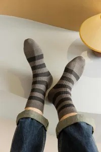 Gros plan détaillé de chaussettes mi-hautes pour hommes rayées marron, texture tricotée.