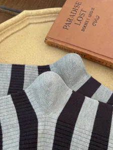 Gros plan détaillé de chaussettes homme en cachemire rayé marron, style décontracté hiver chaud.