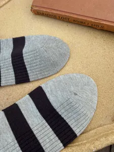 Vue détaillée chaussettes rayées en cachemire, chaussettes hiver homme marron doux.