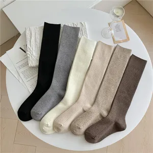 Calze lunghe in cashmere a costine tinta unita da donna, esposizione piatta dettagliata.