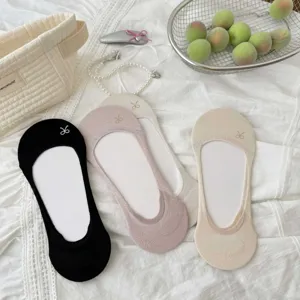 Womens low cut invisible socks, thin breathable non-slip boat socks for summer everyday wear.