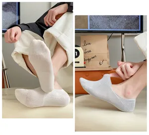 Vue détail chaussettes invisibles homme en maille respirante, coton été confortable.