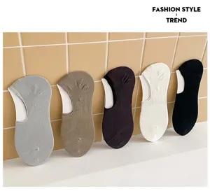 Vue détaillée de chaussettes invisibles pour hommes unies et respirantes en coton.