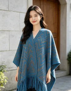 Mantella donna in morbido misto cashmere lavorato, elegante motivo chevron e orlo con frange.