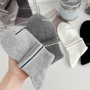 Calzini corti uomo in cotone casual nei classici colori nero bianco grigio con righe.