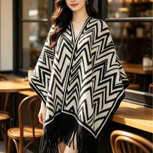 Donna Nero Bianco Chevron Lavorato A Maglia Poncho Mantella Inverno Caldo Frange Sciarpa
