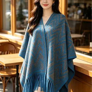 Mantella poncho donna invernale in finto cashmere spesso con motivo zigzag blu grigio e frange.