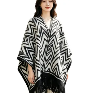 Donna autunno inverno nero bianco chevron lavorato a maglia poncho frange mantello