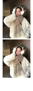 Detaillierte Ansicht des kuscheligen Winter-Fransenschals und Plüsch-Ohrwärmers für Outfits.