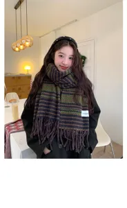 Nahaufnahme eines kuscheligen Herbst Winter gestreiften Schals mit Fransen an Model warm.