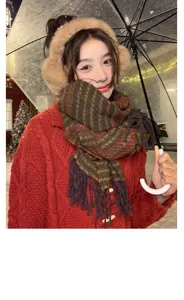 Detailaufnahme der dicken Damen Winter-Streifen-Quasten-Schals, kuscheliges Outfit.