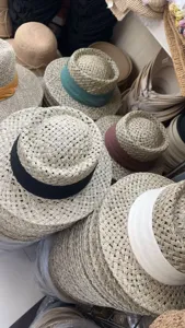 Cappello di paglia naturale fatto a mano dettaglio, stile vintage francese cappello da sole.