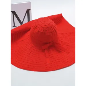 Rode zonnehoed met brede rand in detail, zomer outdoor UV-bescherming vissershoed.