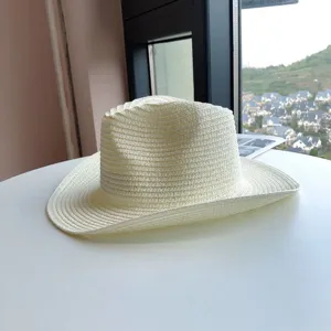 Sombrero de paja beige tejido, fedora clásico de ala ancha para playa y actividades al aire libre.