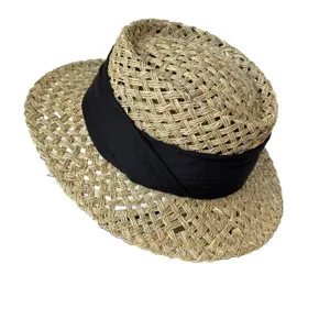 Cappello di paglia fatto a mano da donna, elegante fedora traforato con nastro nero chic.