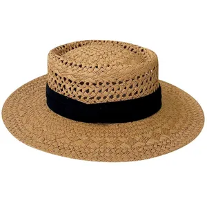 Vue détaillée d'un chapeau de paille pour femme avec ruban noir, idéal pour la plage.