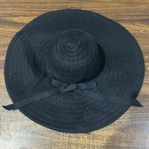 Vue détaillée du chapeau de soleil noir à large bord, chapeau de plage pliable avec ruban.