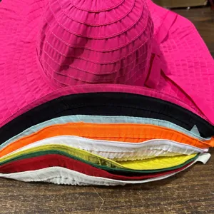 Vue détaillée du chapeau de soleil pliable pour femme à grand bord, anti-UV chapeau de plage coloré.