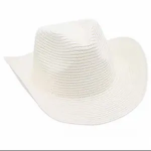 Detalle de sombrero de paja blanco que muestra la textura tejida, ala curva y estilo western.