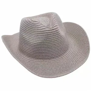 Vista de cerca de un elegante sombrero de paja vaquero tejido en color malva claro, ala curvada.