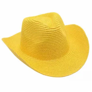 Detalle de sombrero de paja amarillo verano, textura de proteccion solar playa cowboy.