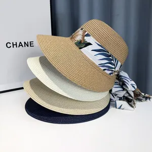 Detailansicht Damen Sommer Strohhut Sonnenschutz mit Blumenband fuer Strand und Outdoor.