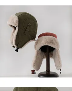 Vue détaillée du chapeau aviateur d'hiver coupe-vent avec oreillettes en peluche et boucle.