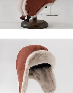 Vue détaillée de la chapka d'hiver chaude, tissu velours côtelé marron avec cache-oreilles fausse.